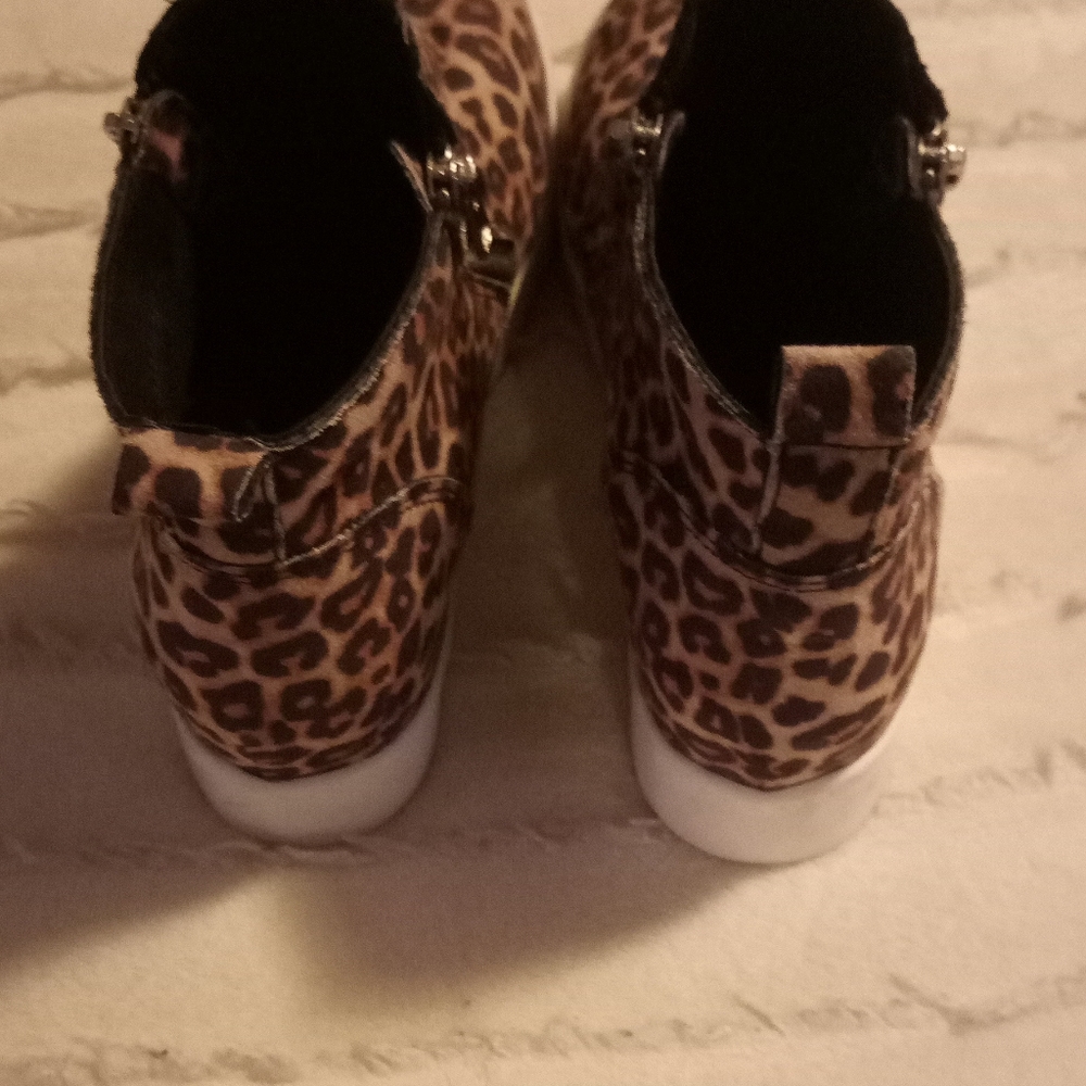 Soda wedgie sneaker size 7.5. (05) - Picture 6 of 11